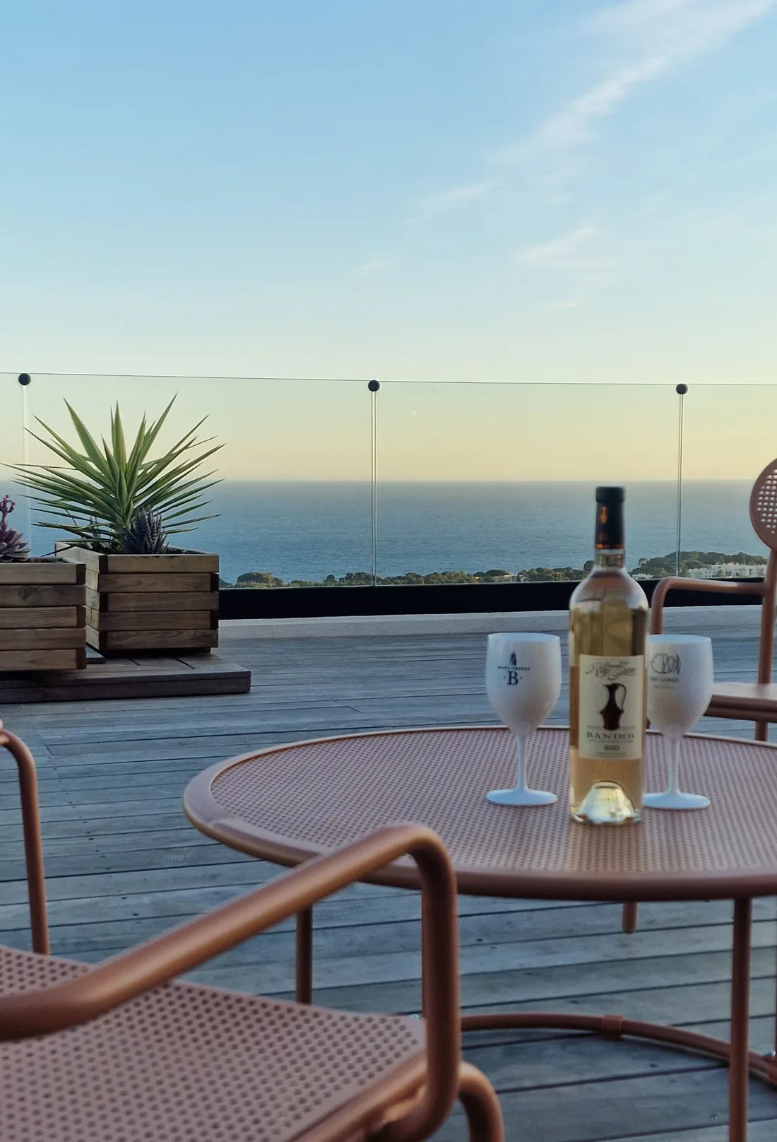 Apéro et rosé de Bandol sur la terrasse au coucher du soleil