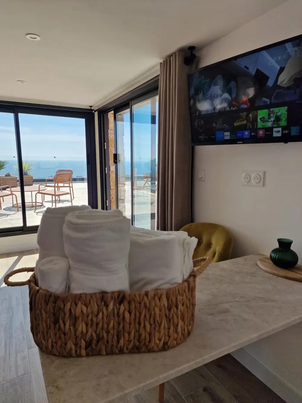 Le salon ouvert sur la terrasse et la vue mer