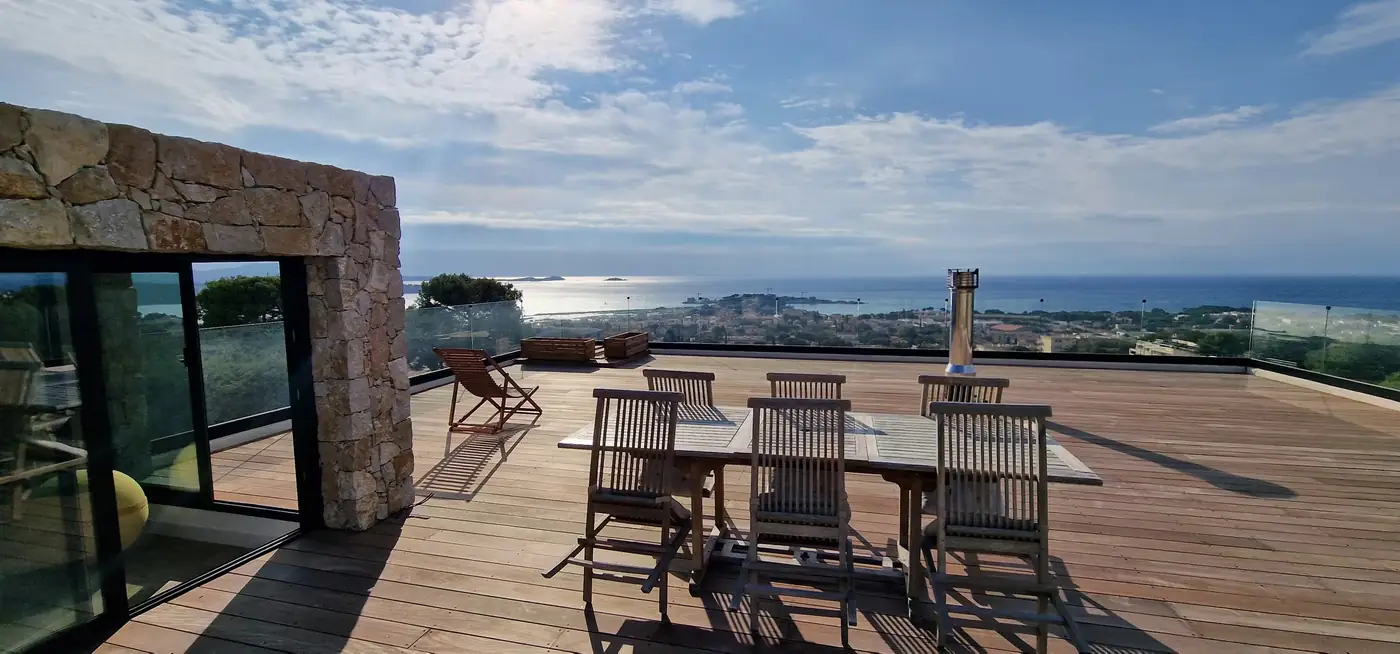 La terrasse panoramique, face à la baie