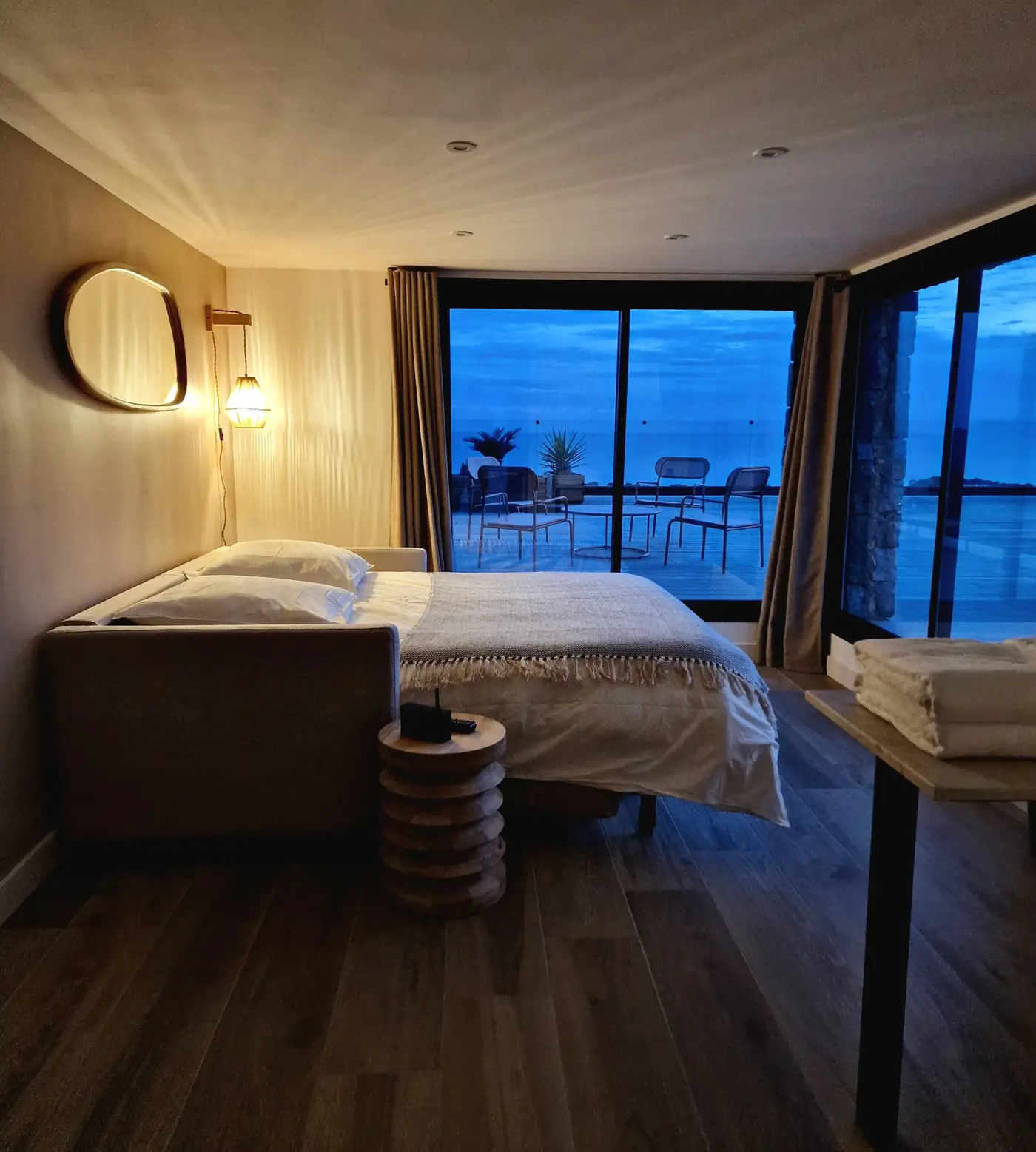 La chambre ouverte sur la terrasse, à la nuit tombée